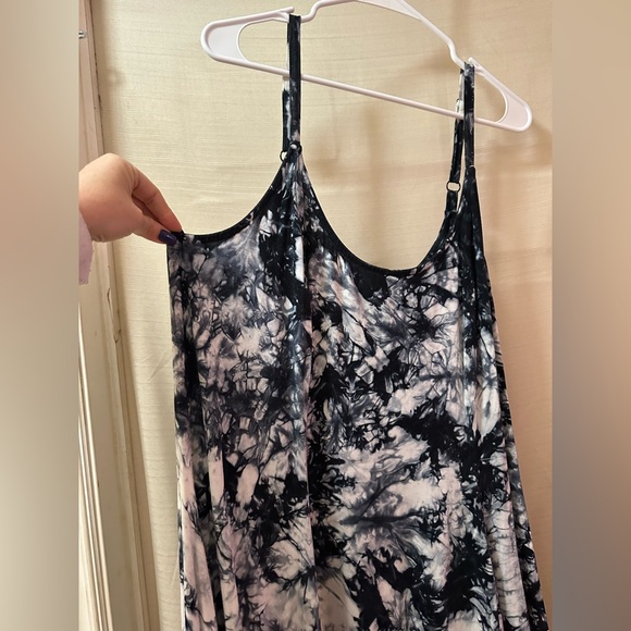Torrid Size 1 Black White & Grey Tie Dye Swing Dress Handkerchief Hem - Picture 2 of 7